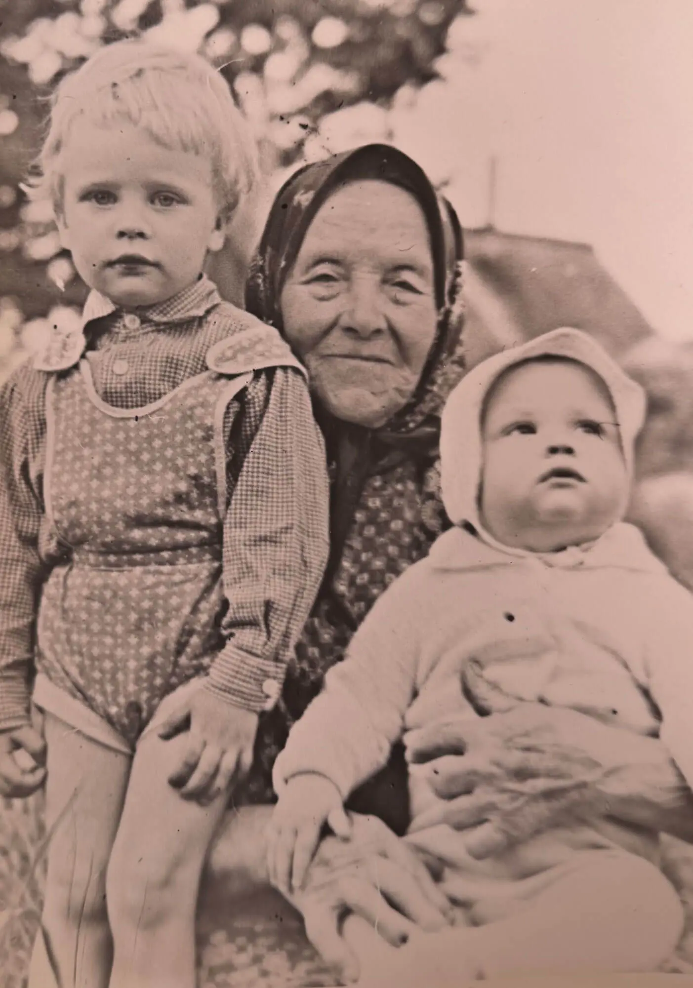 Veca ģimenes fotogrāfija pirms restaurācijas